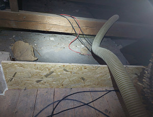 Zateplení stropu rodinného domu pomocí foukané izolace